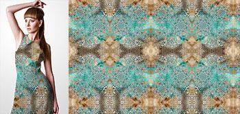 26001 Materiał ze wzorem motyw paisley z fragmentami skór zwierząt w kolorze turkusowym i odcieniach beżu z efektem odbicia